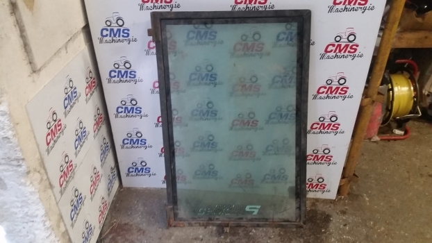 Massey Ferguson 50 Hx S Cab Rear Window Left Assembly - 车窗及其零件 适用于 反铲装载机:图1 Massey Ferguson 50 Hx S Cab Rear Window Left Assembly - 车窗及其零件 适用于 反铲装载机:图1
