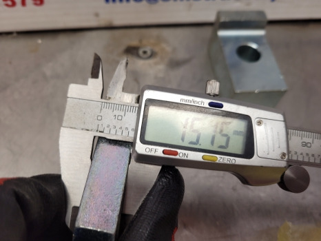 New Holland Case Tm, Mxm, T6, T7, Tsa, T7000, Maxxum, Puma Fan Weight Lock Plate Kit 82012443 - 对重装置:图4 New Holland Case Tm, Mxm, T6, T7, Tsa, T7000, Maxxum, Puma Fan Weight Lock Plate Kit 82012443 - 对重装置:图4