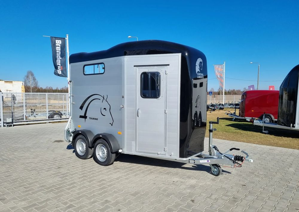 CHEVAL LIBERTÉ Touring Country + siodlarnia | przyczepa dla dwóch koni z rampą z przodu | 2000 kg DMC - 马拖车:图1 CHEVAL LIBERTÉ Touring Country + siodlarnia | przyczepa dla dwóch koni z rampą z przodu | 2000 kg DMC - 马拖车:图1