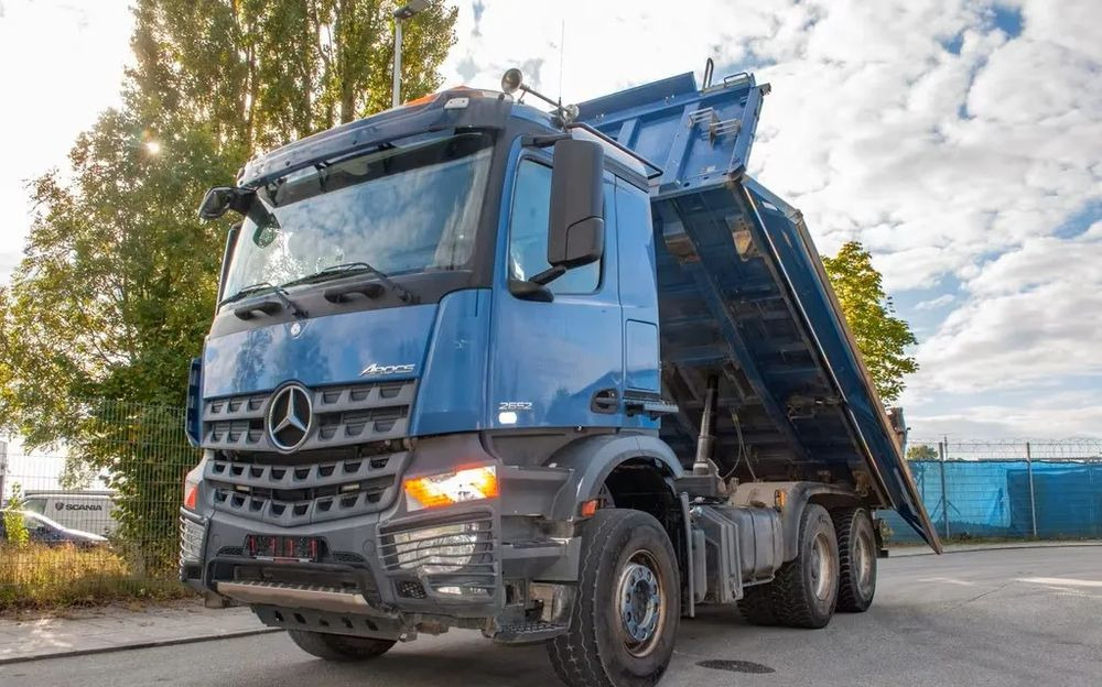 Mercedes-Benz Arocs 2652 6x4 – Wywrotka trójstronna Meiller z Bordmatik (Euro 6) - 翻斗车:图1 Mercedes-Benz Arocs 2652 6x4 – Wywrotka trójstronna Meiller z Bordmatik (Euro 6) - 翻斗车:图1