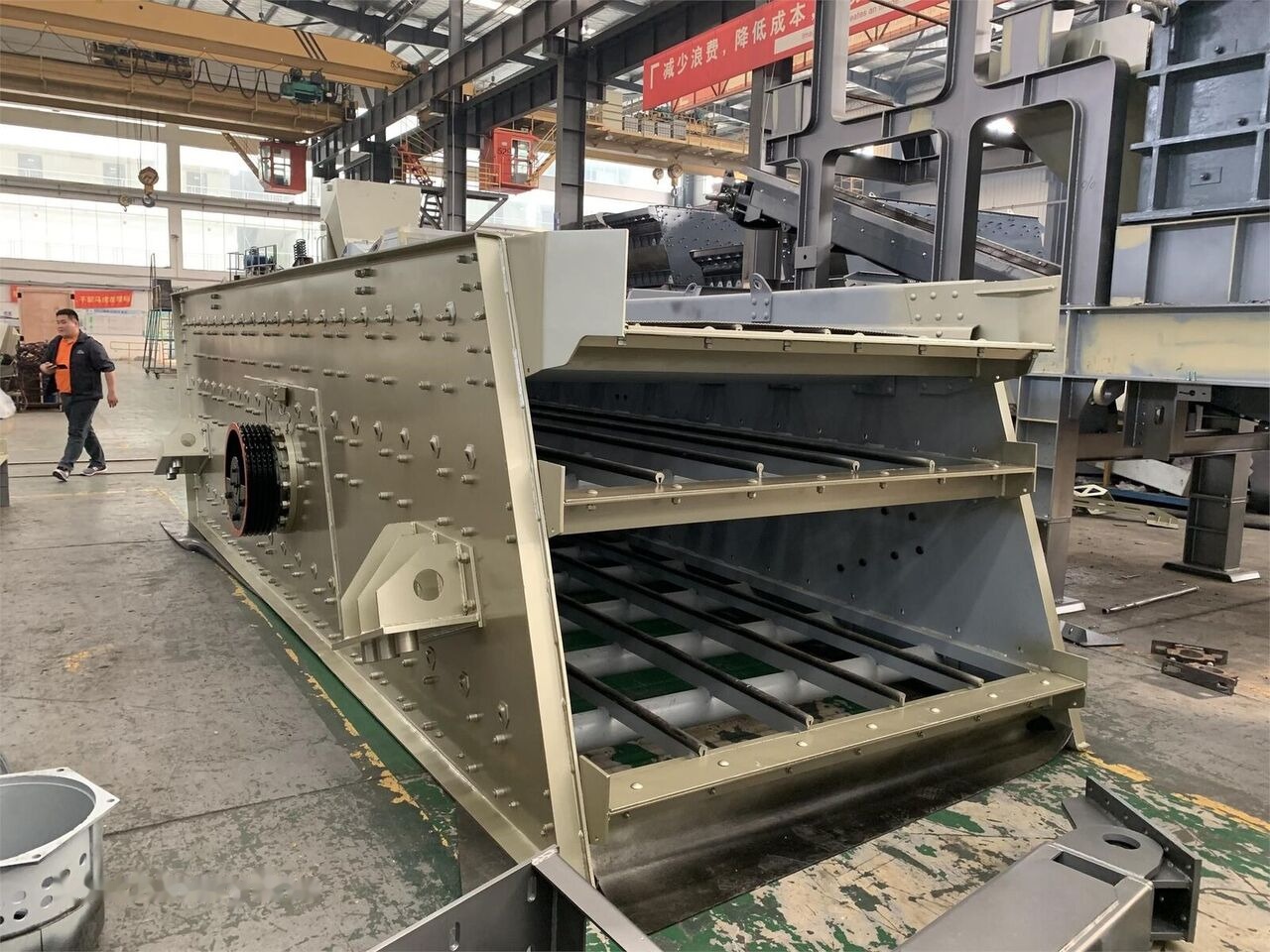Kinglink 3YK1860 Inclined Vibrating Screen 20'x60' - 筛选机:图1 Kinglink 3YK1860 Inclined Vibrating Screen 20'x60' - 筛选机:图1