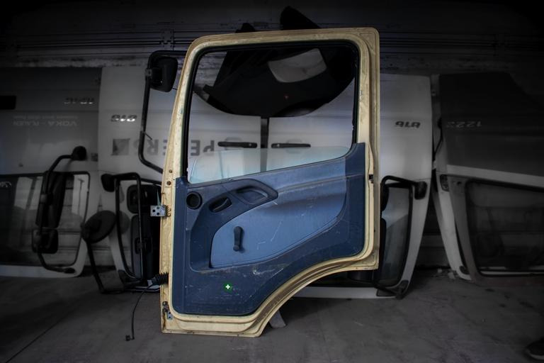 MERCEDES-BENZ ATEGO I - RIGHT - 车门及其零件 适用于 卡车:图2 MERCEDES-BENZ ATEGO I - RIGHT - 车门及其零件 适用于 卡车:图2