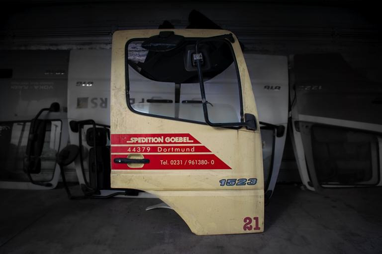 MERCEDES-BENZ ATEGO I - RIGHT - 车门及其零件 适用于 卡车:图1 MERCEDES-BENZ ATEGO I - RIGHT - 车门及其零件 适用于 卡车:图1