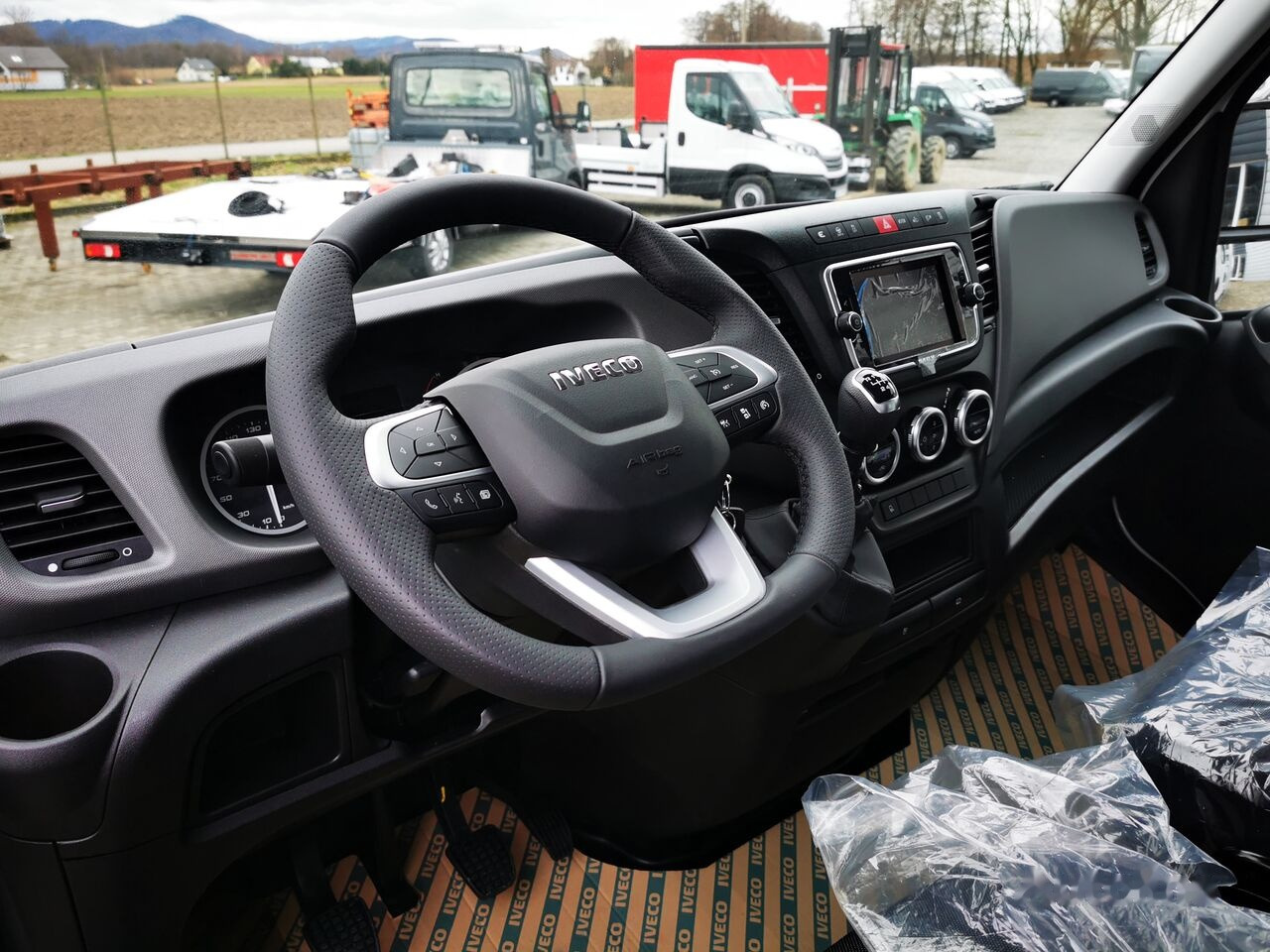 Interior photo 2: 新的 平板货车 IVECO Daily 180KM r. oś 4100 Interior photo 2: 新的 平板货车 IVECO Daily 180KM r. oś 4100