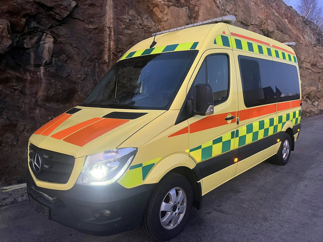 MERCEDES-BENZ Sprinter 319 - Light AMBULANCE / shvydka dopomo - 救护车:图2 MERCEDES-BENZ Sprinter 319 - Light AMBULANCE / shvydka dopomo - 救护车:图2