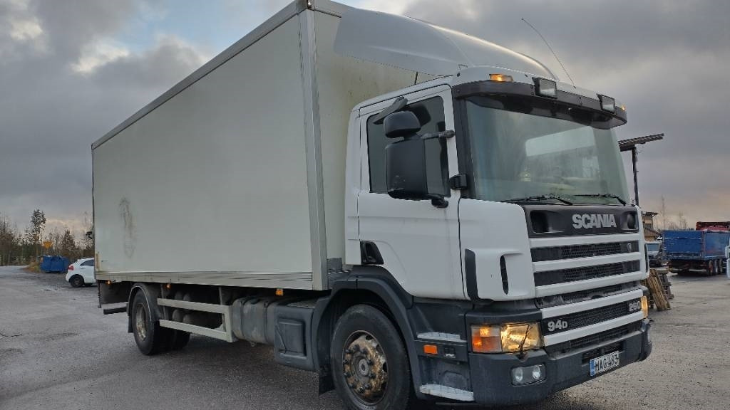 Scania P94 kokosivuaukeva kori+pl-nostin - 厢式卡车:图2 Scania P94 kokosivuaukeva kori+pl-nostin - 厢式卡车:图2