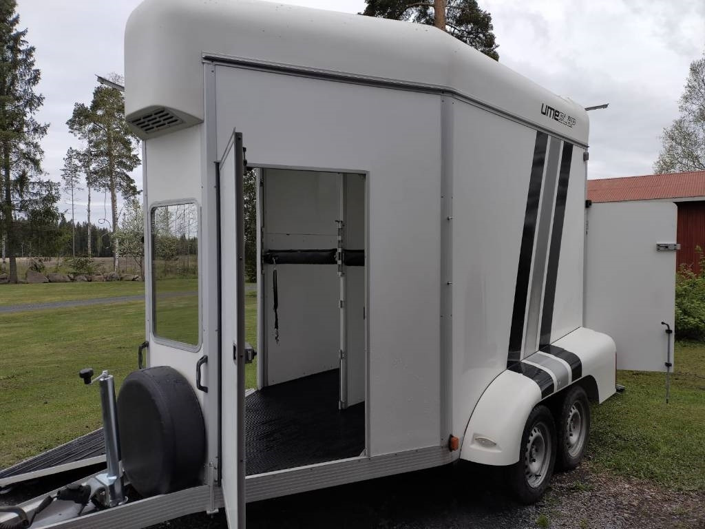 Umeå A45 Hevostraileri, etupurku - 牲畜运输拖车:图3 Umeå A45 Hevostraileri, etupurku - 牲畜运输拖车:图3