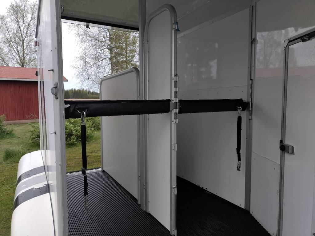 Umeå A45 Hevostraileri, etupurku - 牲畜运输拖车:图5 Umeå A45 Hevostraileri, etupurku - 牲畜运输拖车:图5