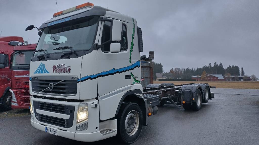 Volvo FH13 6x2 alusta, manuaalivaihteisto  - 驾驶室底盘卡车:图1 Volvo FH13 6x2 alusta, manuaalivaihteisto  - 驾驶室底盘卡车:图1