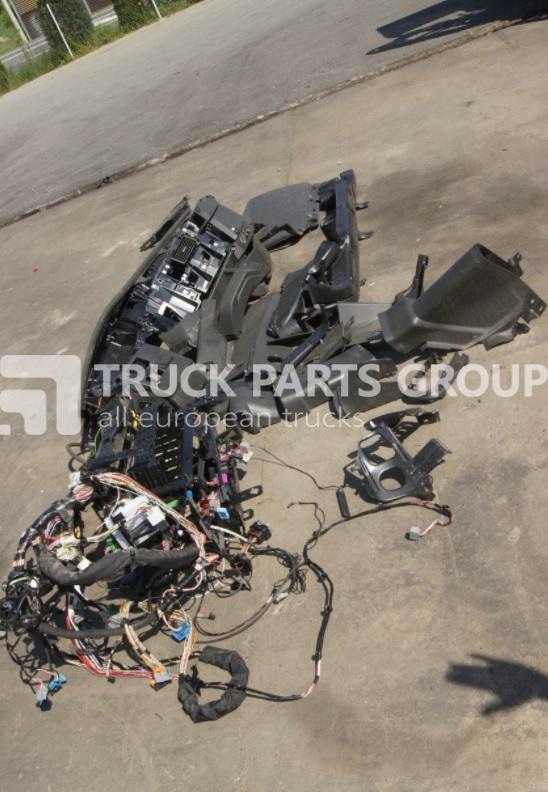 VOLVO FH4 EURO6, EURO 6 emission dashboard console, instrument panel, switch panel, cover, frame, section, drawer, storage shelf, 82282401, 82213636, 84045796, 82271583, 82352829, 82353693, 21431364, - 驾驶室和内部 适用于 卡车:图1 VOLVO FH4 EURO6, EURO 6 emission dashboard console, instrument panel, switch panel, cover, frame, section, drawer, storage shelf, 82282401, 82213636, 84045796, 82271583, 82352829, 82353693, 21431364, - 驾驶室和内部 适用于 卡车:图1