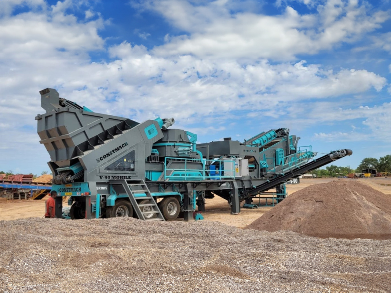 Constmach 250 T/H Capacity Mobile Vertical Shaft Impact Crusher - 移动破碎机:图1 Constmach 250 T/H Capacity Mobile Vertical Shaft Impact Crusher - 移动破碎机:图1