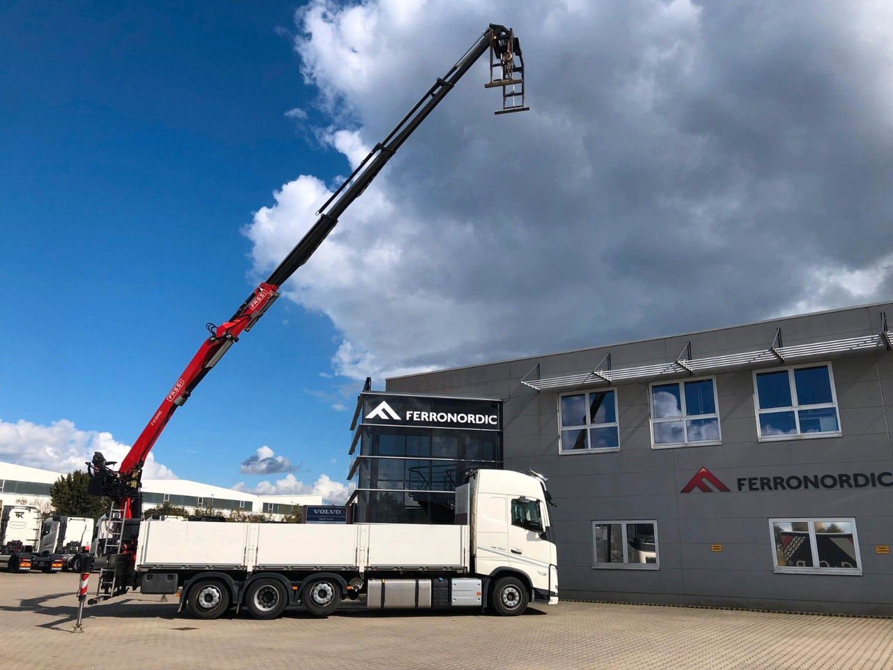 Volvo FH460 8x2 TRIDEM VLA&NLA gelenkt*FASSI F215AS.24 - 栏板式/ 平板卡车, 起重车:图1 Volvo FH460 8x2 TRIDEM VLA&NLA gelenkt*FASSI F215AS.24 - 栏板式/ 平板卡车, 起重车:图1