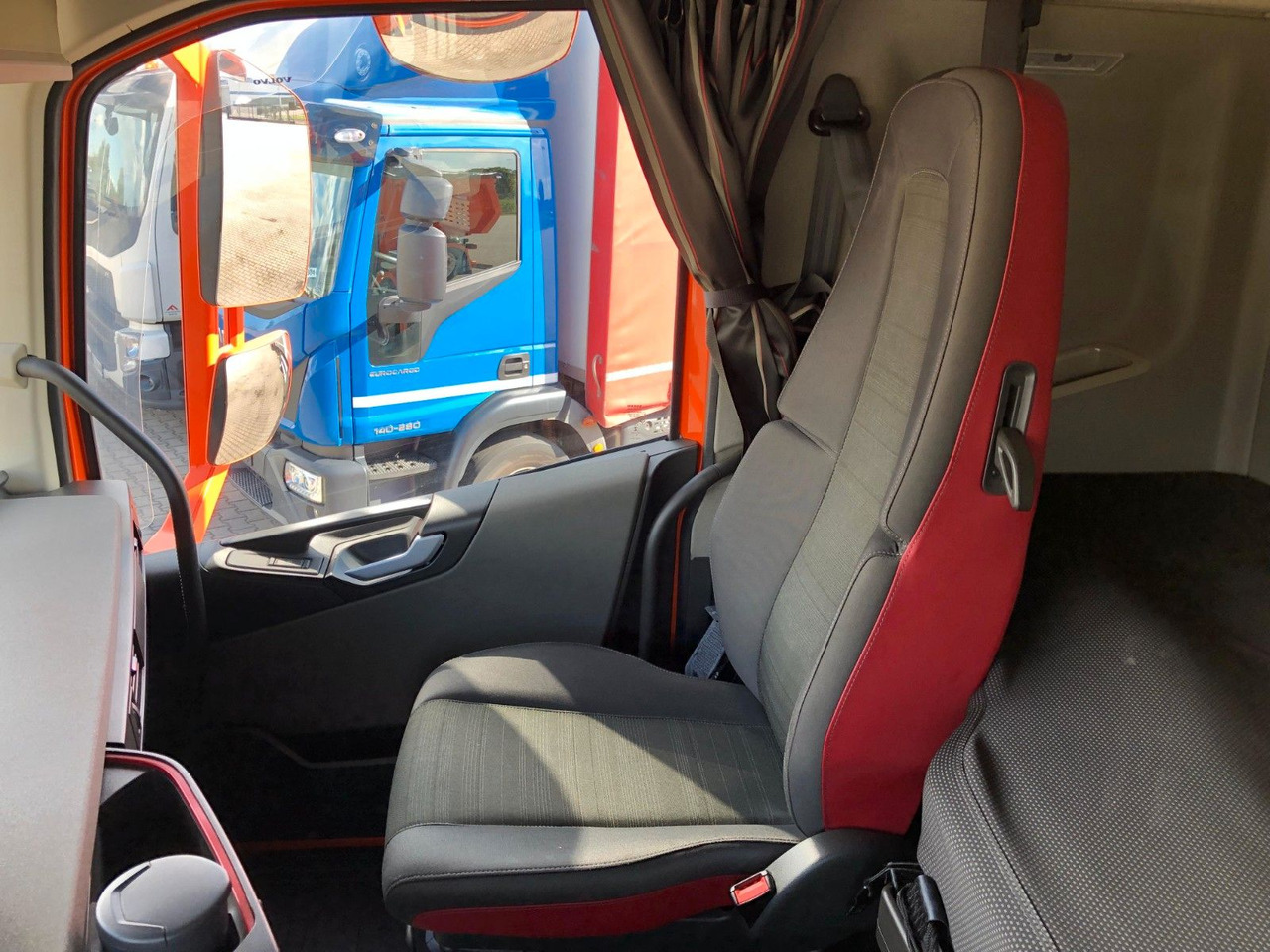 翻斗车 Volvo FH460 8x4 Tridem*TopZustand*excellent condition:图20 翻斗车 Volvo FH460 8x4 Tridem*TopZustand*excellent condition:图20