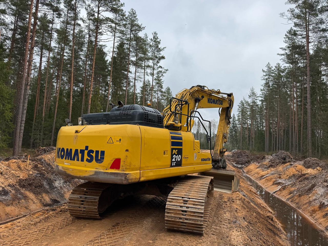 KOMATSU PC210LC-11 - 履带式挖掘机:图2 KOMATSU PC210LC-11 - 履带式挖掘机:图2