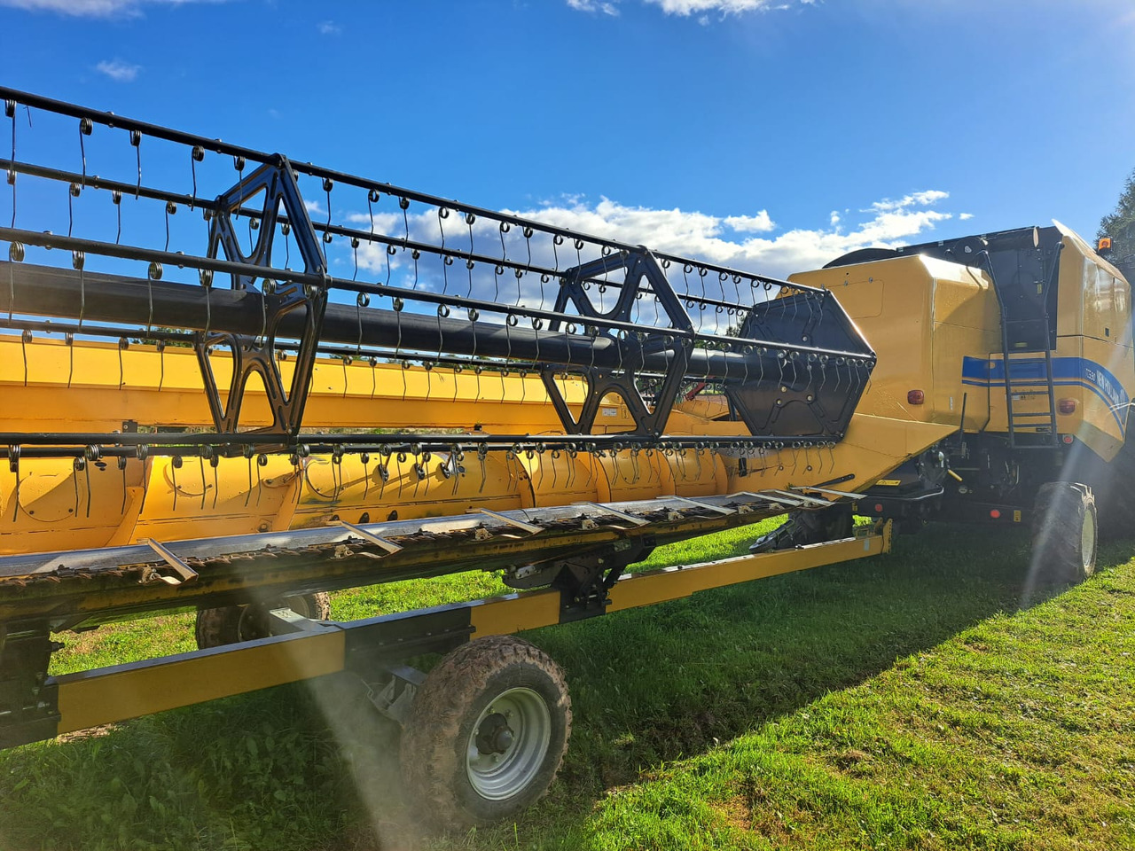 NEW HOLLAND TC 5.90 - 联合收割机:图3 NEW HOLLAND TC 5.90 - 联合收割机:图3