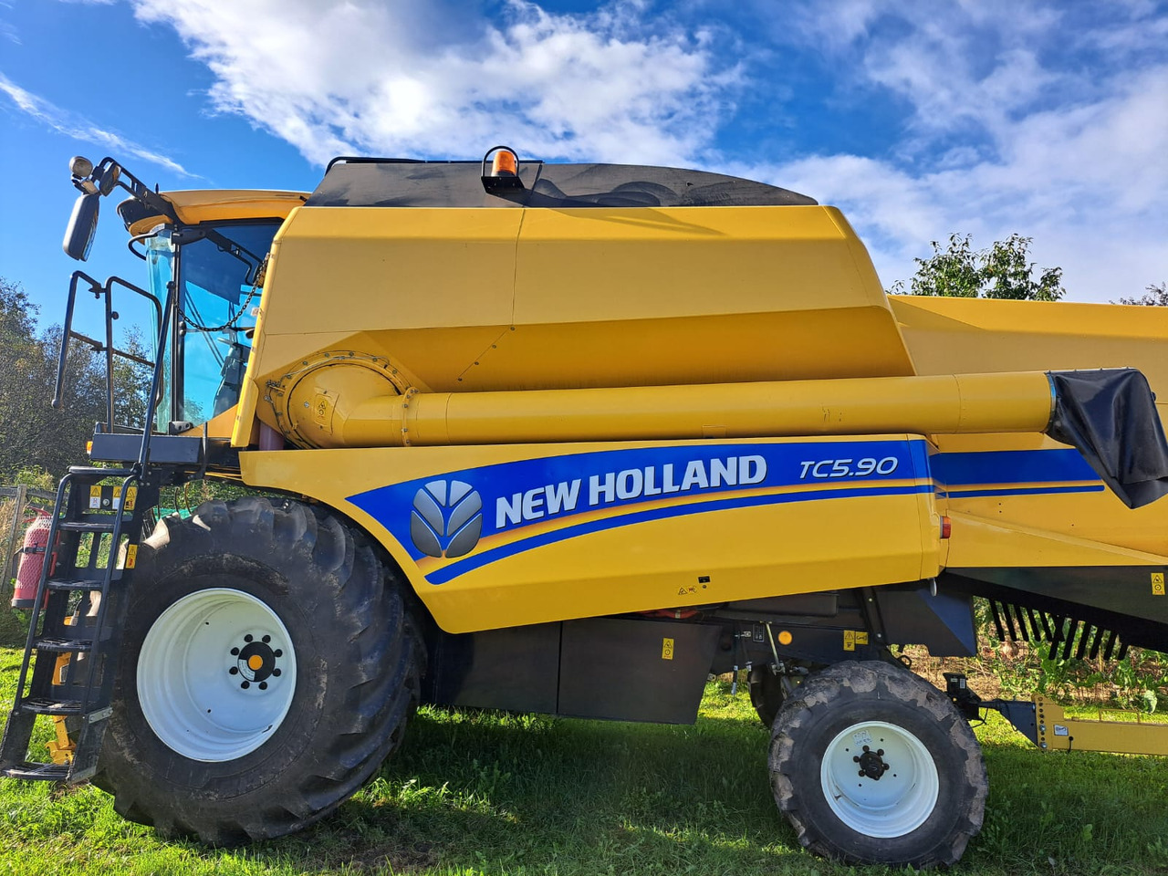 NEW HOLLAND TC 5.90 - 联合收割机:图1 NEW HOLLAND TC 5.90 - 联合收割机:图1