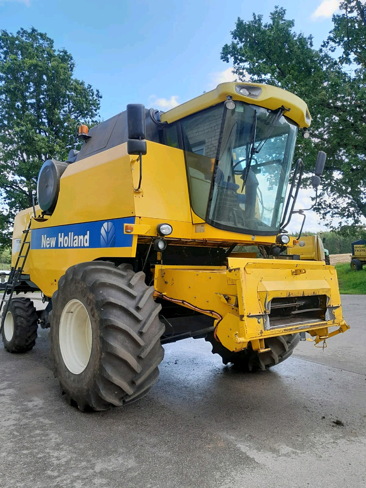New Holland TC5070 - 联合收割机:图1 New Holland TC5070 - 联合收割机:图1