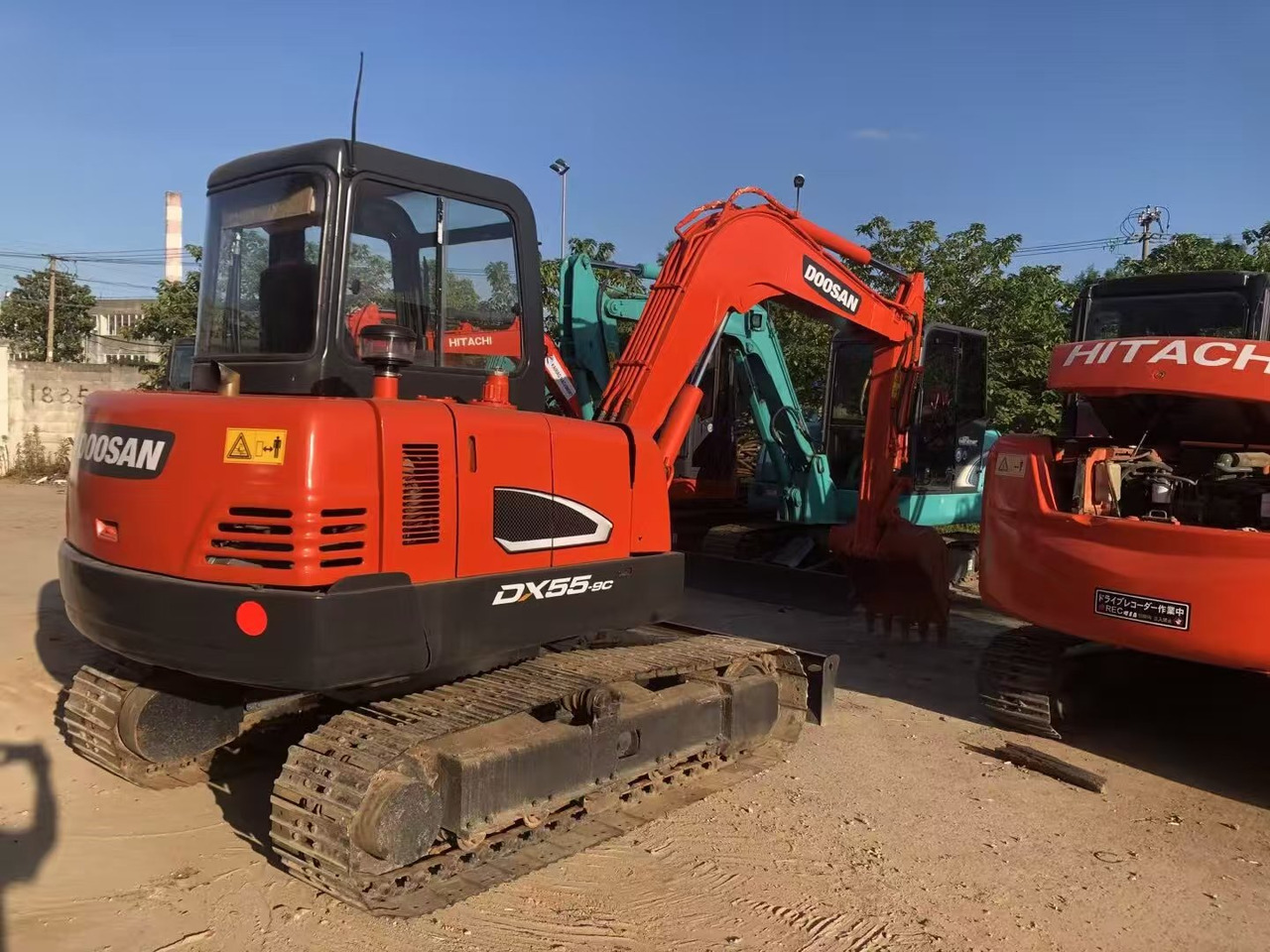 Doosan DX55 - 履带式挖掘机:图1 Doosan DX55 - 履带式挖掘机:图1