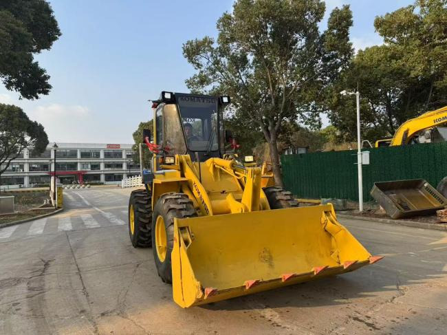 Komatsu WA100 - 轮式装载机:图3 Komatsu WA100 - 轮式装载机:图3