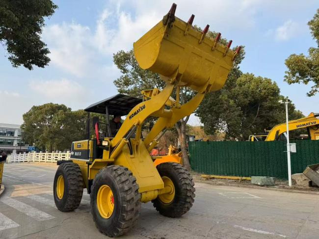 Komatsu WA100 - 轮式装载机:图2 Komatsu WA100 - 轮式装载机:图2