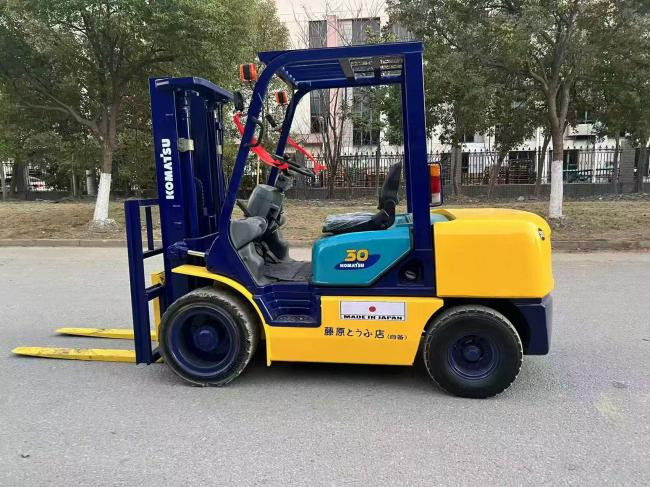 Komatsu FD30 - 剪式升降机:图1 Komatsu FD30 - 剪式升降机:图1