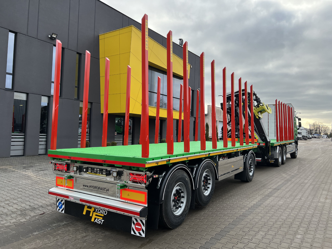 Hydrofast Przyczepa platforma 3 osiowa do przewozu drewna / 3-axle platform trailer for timber transport - 栏板式/ 平板拖车:图2 Hydrofast Przyczepa platforma 3 osiowa do przewozu drewna / 3-axle platform trailer for timber transport - 栏板式/ 平板拖车:图2