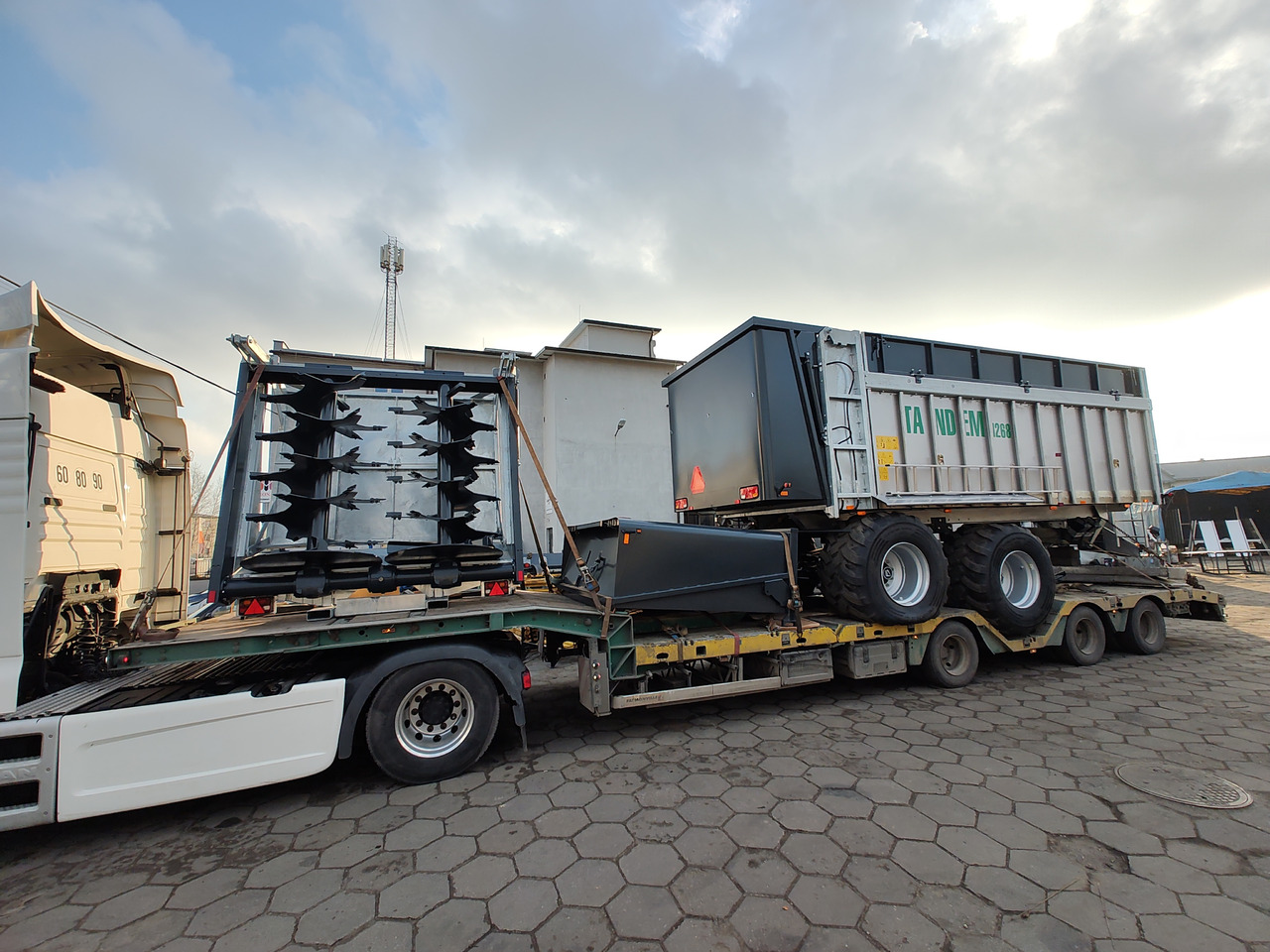 新的 撒肥机 Auto-Agro Miststreuer / Manure spreader / Epandeur à fumier / Rimorchio spandiconcime / Abonadora / Разбрасыватель органических удобрений / Rozrzutnik obornika Tandem N268：图31