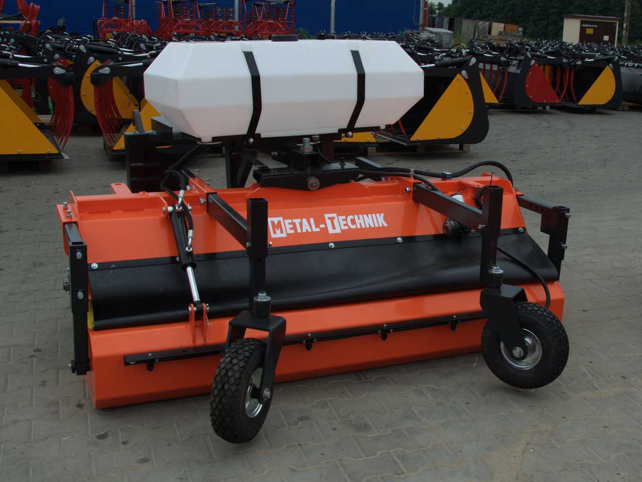 METAL-TECHNIK Kehrmaschine / Sweeper / Balayeuse / Spazzolatrice / Подметательно-уборочная машина / Zamiatarka 2 m - 扫地机 适用于 牵引车前端装载机:图1 METAL-TECHNIK Kehrmaschine / Sweeper / Balayeuse / Spazzolatrice / Подметательно-уборочная машина / Zamiatarka 2 m - 扫地机 适用于 牵引车前端装载机:图1