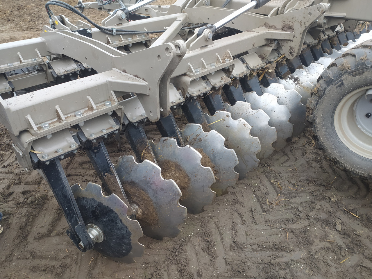ROLEX Scheibenegge / Hydraulic discs harrow / Dechaumeur à disques / Erpice a dischi / Grada de discos / Дисковая борона / Brona talerzowa 5 m - 圆盘耙:图4 ROLEX Scheibenegge / Hydraulic discs harrow / Dechaumeur à disques / Erpice a dischi / Grada de discos / Дисковая борона / Brona talerzowa 5 m - 圆盘耙:图4