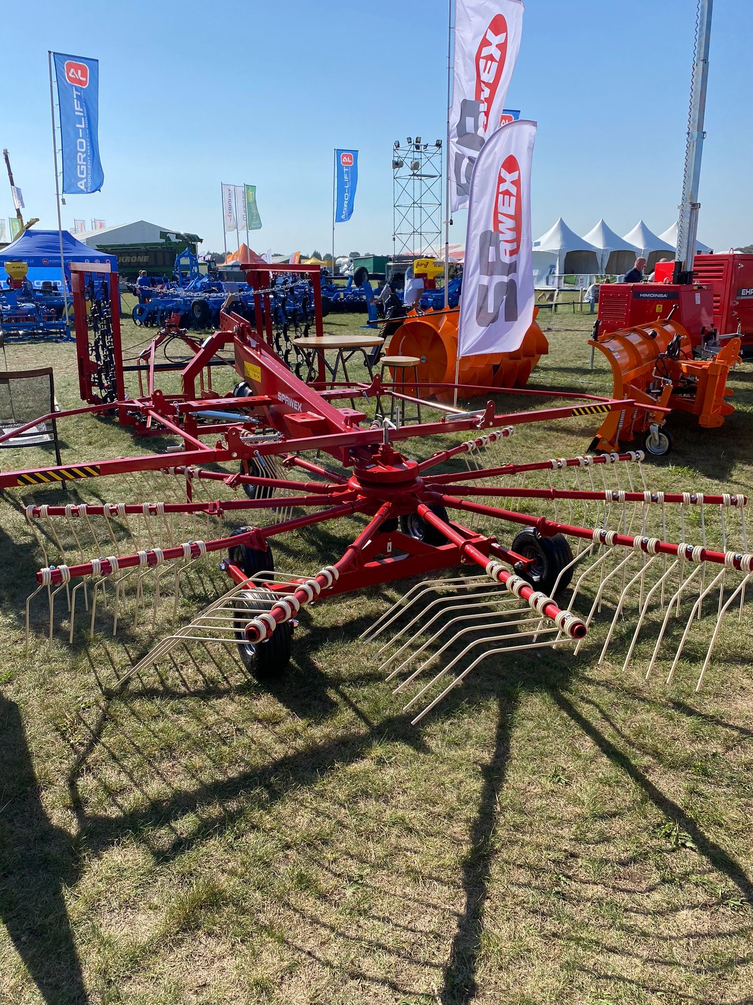 Spawex Kreiselschwader / Rake / Andaineur / Rastrillo / Rastrello / Zgrabiarka 4,5 m - 翻草机/ 搂草机:图1 Spawex Kreiselschwader / Rake / Andaineur / Rastrillo / Rastrello / Zgrabiarka 4,5 m - 翻草机/ 搂草机:图1