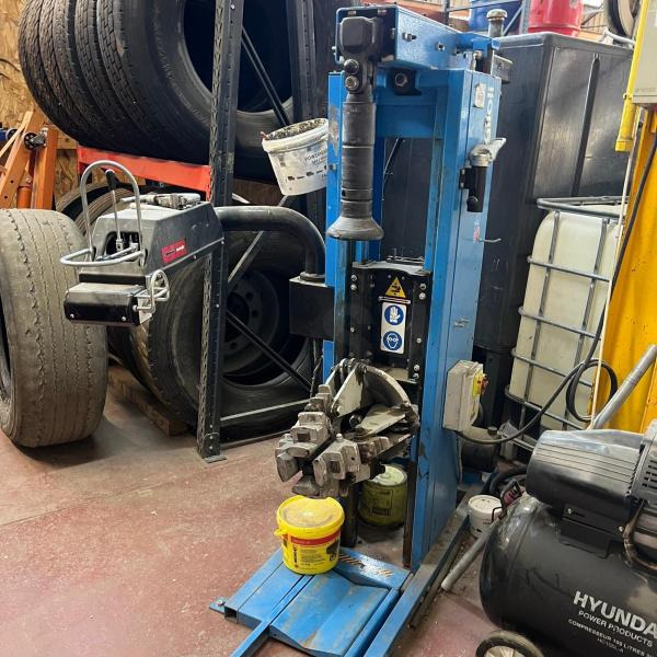 Ravaglioli Démonte pneus GRS926 - 车间设备:图2 Ravaglioli Démonte pneus GRS926 - 车间设备:图2