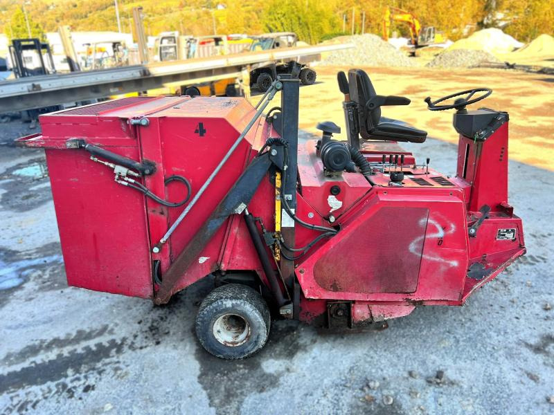 YNO 135-3 VEH Balayeuse diesel - 道路清扫机:图3 YNO 135-3 VEH Balayeuse diesel - 道路清扫机:图3