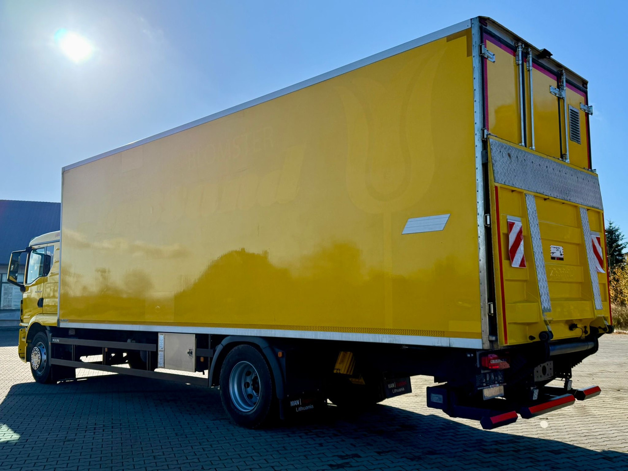 MAN 18.320 / IZOTERMA / GRZANA / WINDA / 20 EUROPALET / AUTOMAT / 170 TYŚ KM / 2021 R / SYPIALKA / CAŁY NA PODUSZKACH / SPROWADZONY / JAK NOWY - 等温卡车:图3 MAN 18.320 / IZOTERMA / GRZANA / WINDA / 20 EUROPALET / AUTOMAT / 170 TYŚ KM / 2021 R / SYPIALKA / CAŁY NA PODUSZKACH / SPROWADZONY / JAK NOWY - 等温卡车:图3