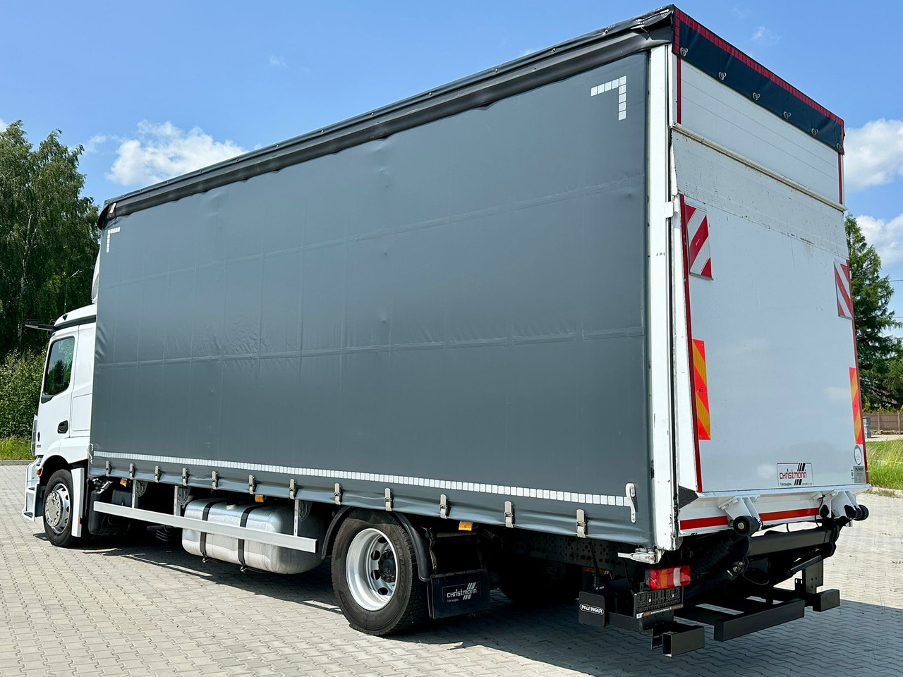 MERCEDES-BENZ ACTROS 1833 / FIRANKA / WINDA / 18 PALET / AUTOMAT / 310 TYS KM / DUŻY SILNIK / 2020 ROK / SYPIALKA - 侧帘卡车:图4 MERCEDES-BENZ ACTROS 1833 / FIRANKA / WINDA / 18 PALET / AUTOMAT / 310 TYS KM / DUŻY SILNIK / 2020 ROK / SYPIALKA - 侧帘卡车:图4