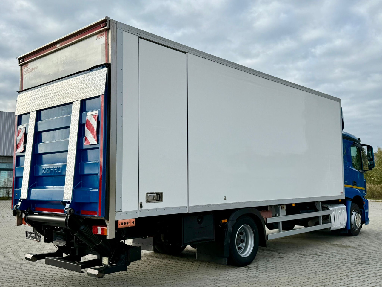 MERCEDES-BENZ ACTROS 1836 / CHŁODNIA / WINDA / 18 PALET / SILNIK 10677 cm3 / CARRIER / SYPIALKA / AUTOMAT / 2018 ROK - 冷藏车:图3 MERCEDES-BENZ ACTROS 1836 / CHŁODNIA / WINDA / 18 PALET / SILNIK 10677 cm3 / CARRIER / SYPIALKA / AUTOMAT / 2018 ROK - 冷藏车:图3