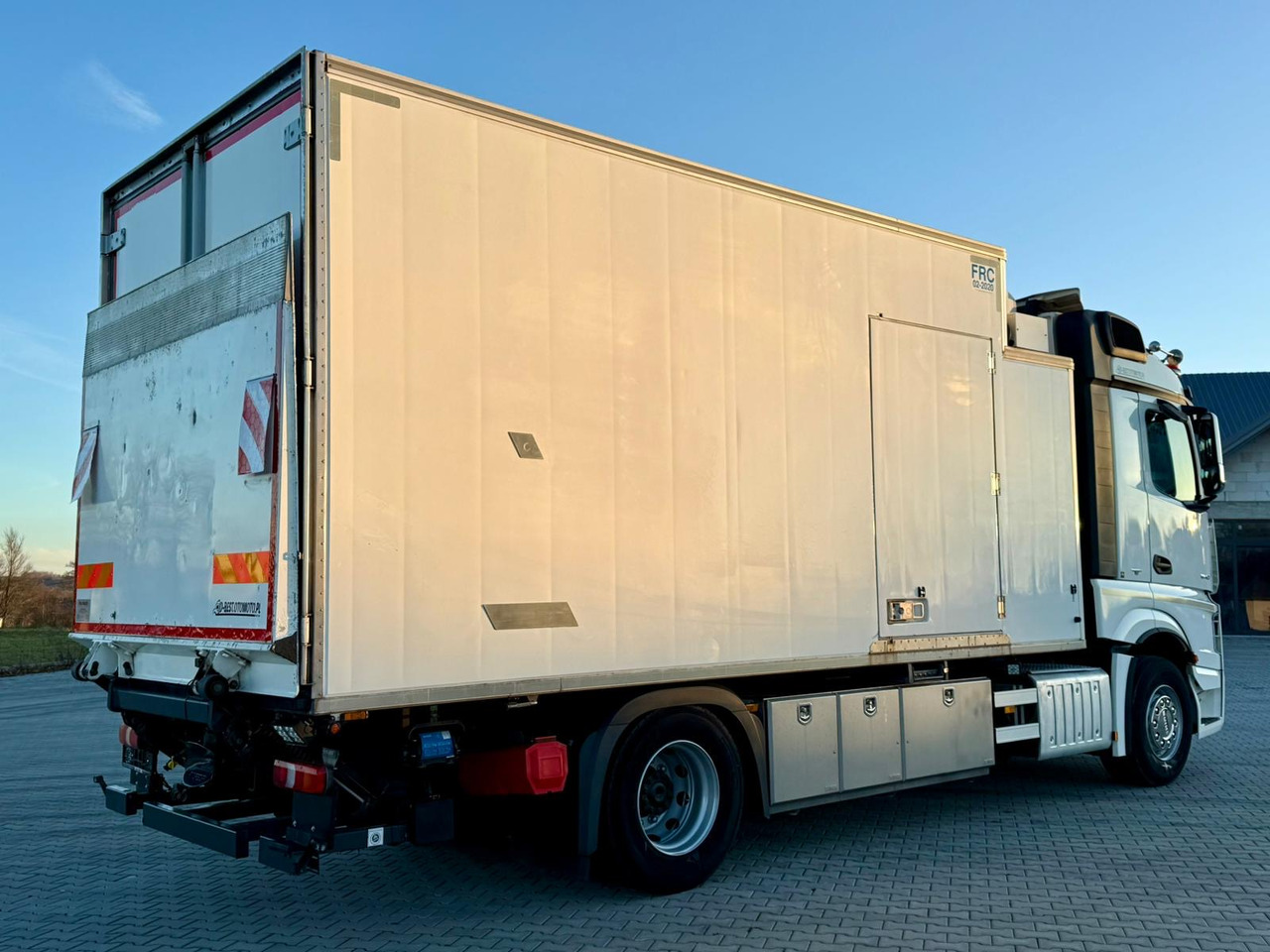 MERCEDES-BENZ ACTROS 1840 / CHŁODNIA / WINDA / 15 EUROPALET / 6.10 M DŁUGOŚCI / DUŻA KABINA / AUTOMAT / SPROWADZONY / SERWISOWANY / EURO 6 - 冷藏车:图3 MERCEDES-BENZ ACTROS 1840 / CHŁODNIA / WINDA / 15 EUROPALET / 6.10 M DŁUGOŚCI / DUŻA KABINA / AUTOMAT / SPROWADZONY / SERWISOWANY / EURO 6 - 冷藏车:图3