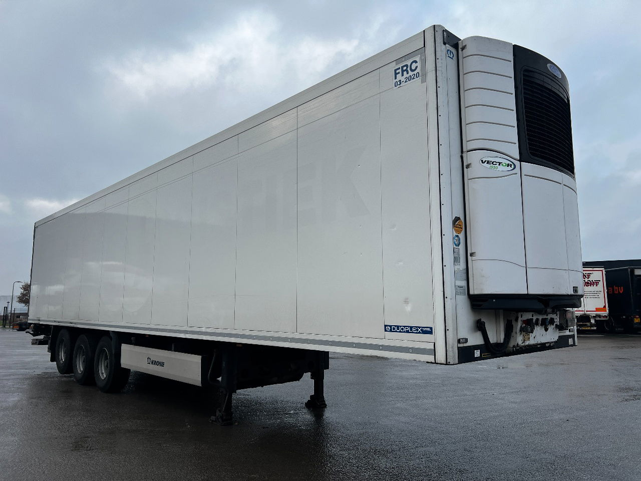 Krone SD met Carrier Vector 1550 en dhollandia laadklep - 冷藏半拖车:图2 Krone SD met Carrier Vector 1550 en dhollandia laadklep - 冷藏半拖车:图2