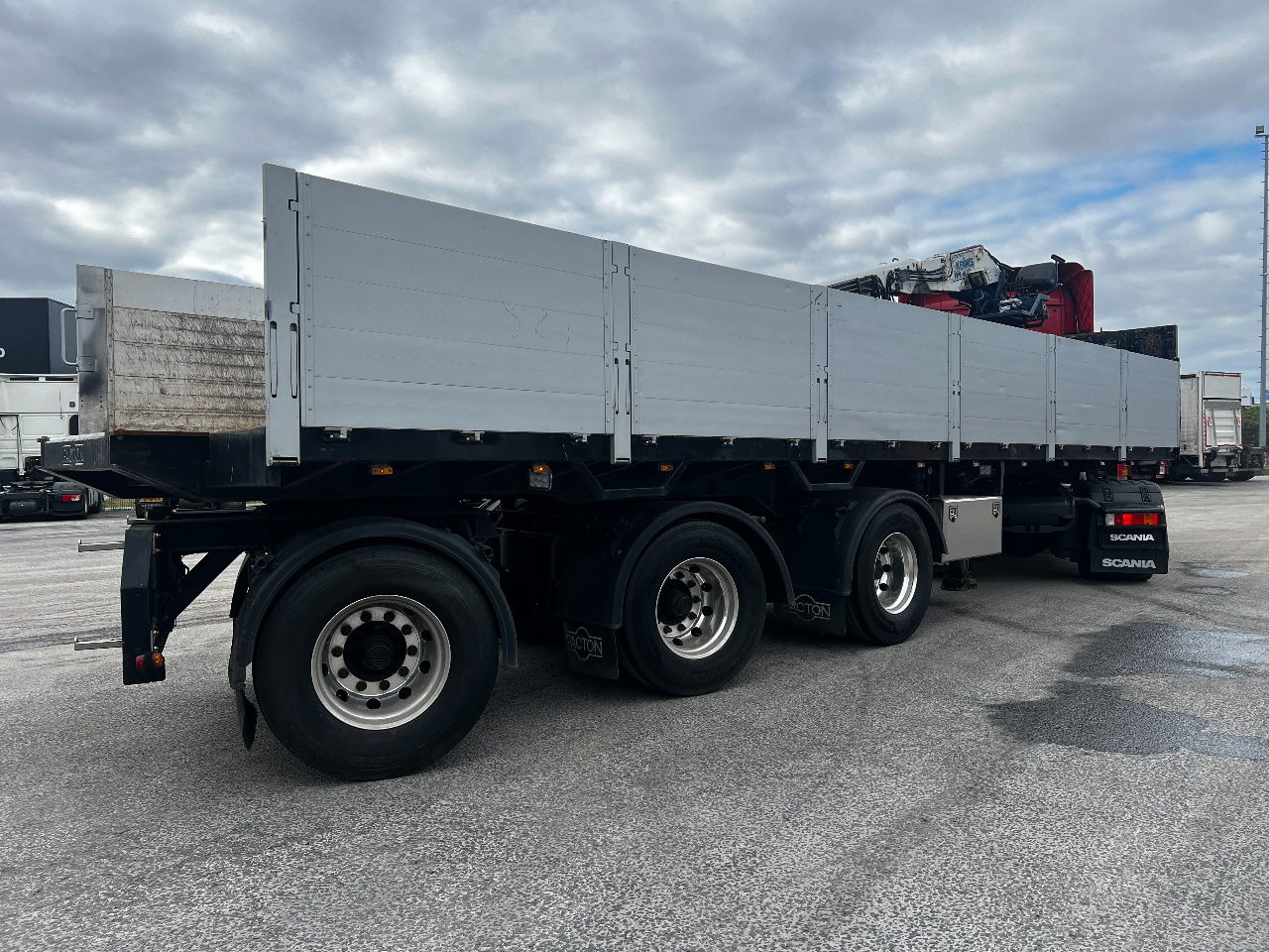 Pacton Stenenoplegger met Kennis 14.000 Kraan, Crane - 栏板式/ 平板半拖车:图4 Pacton Stenenoplegger met Kennis 14.000 Kraan, Crane - 栏板式/ 平板半拖车:图4