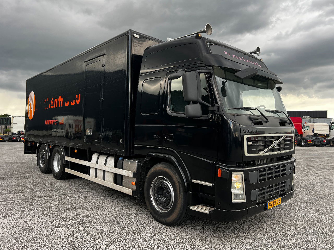 Volvo FM 9.300 Globe 6x2, Euro 5 - 厢式卡车:图2 Volvo FM 9.300 Globe 6x2, Euro 5 - 厢式卡车:图2