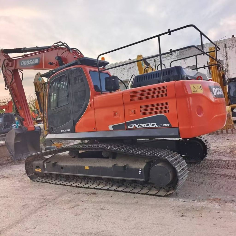 Doosan DX 300 LC - 履带式挖掘机:图1 Doosan DX 300 LC - 履带式挖掘机:图1