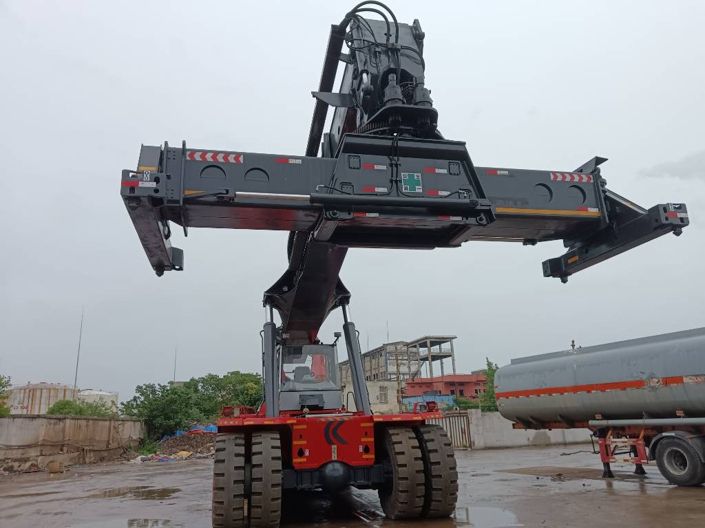 Kalmar DRF 450 - 前移式堆垛机:图4 Kalmar DRF 450 - 前移式堆垛机:图4