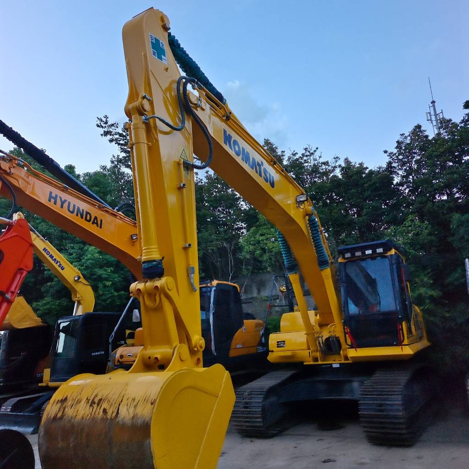 Komatsu PC 220 - 履带式挖掘机:图1 Komatsu PC 220 - 履带式挖掘机:图1