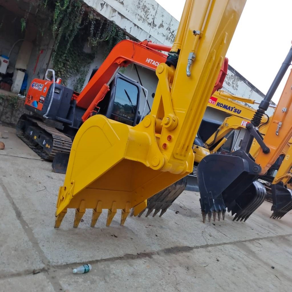 Komatsu PC 220 - 履带式挖掘机:图2 Komatsu PC 220 - 履带式挖掘机:图2