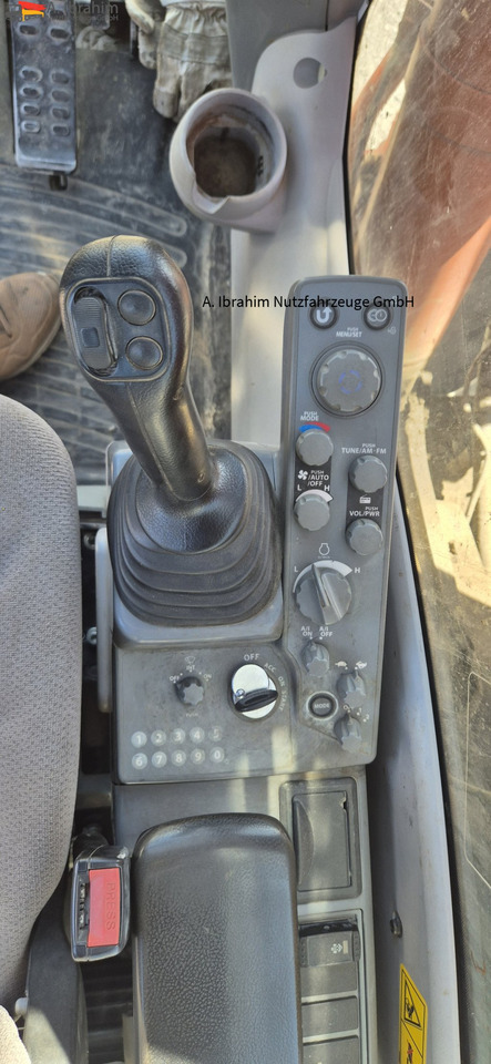 Hitachi ZX 300LCN-6 Schaden imHeckbereich, läuft aber !! 8125 h - 履带式挖掘机:图5 Hitachi ZX 300LCN-6 Schaden imHeckbereich, läuft aber !! 8125 h - 履带式挖掘机:图5