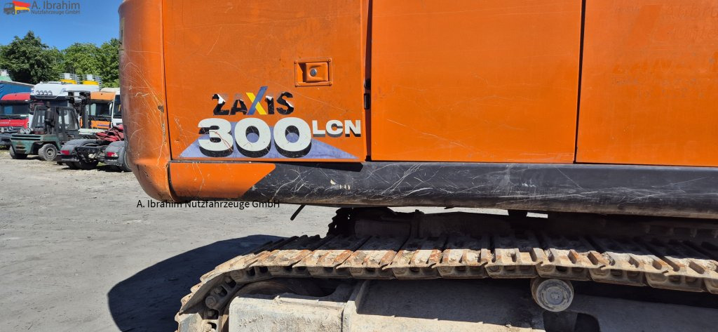 Hitachi ZX 300LCN-6 Schaden imHeckbereich, läuft aber !! 8125 h - 履带式挖掘机:图3 Hitachi ZX 300LCN-6 Schaden imHeckbereich, läuft aber !! 8125 h - 履带式挖掘机:图3