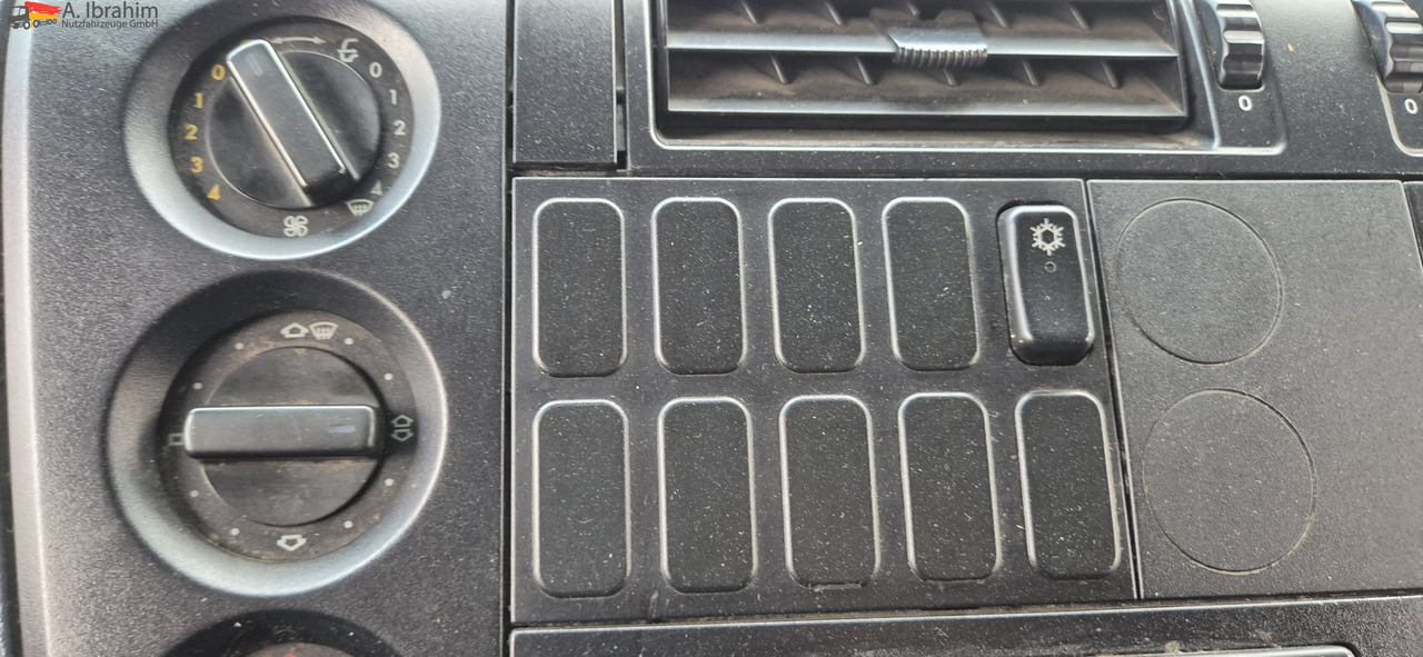 Mercedes-Benz 823 LBW | Radstand 4900 mm | 7.2 m Pritsche Klima | 3 Pedals - 侧帘货车:图2 Mercedes-Benz 823 LBW | Radstand 4900 mm | 7.2 m Pritsche Klima | 3 Pedals - 侧帘货车:图2