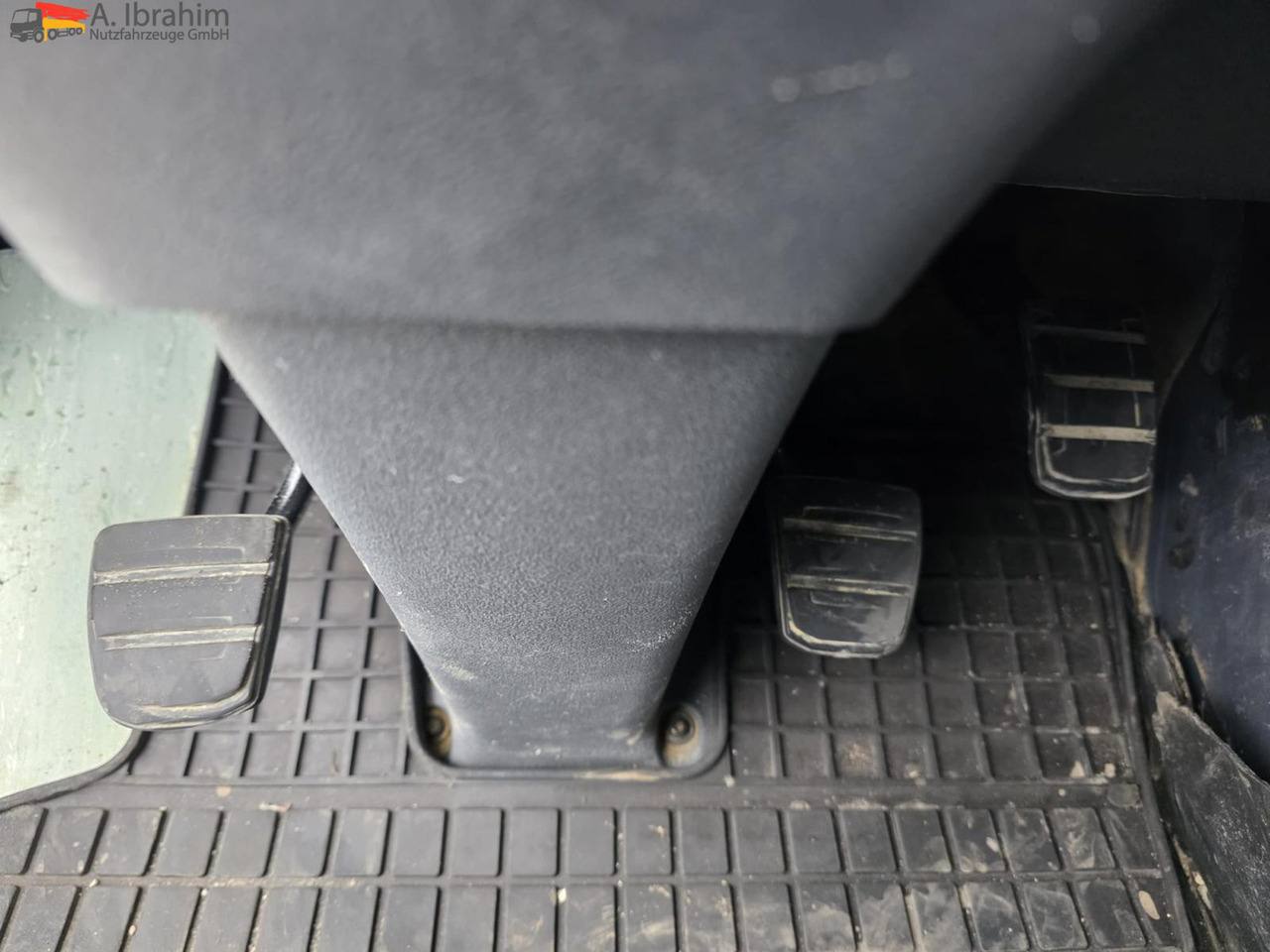 Scania R560 | 6x4 | V8 | Blatt Blatt | Schaltgetriebe |Kipphydraulik | Klima | Trommelbremse| 3 Pedals - 牵引车:图5 Scania R560 | 6x4 | V8 | Blatt Blatt | Schaltgetriebe |Kipphydraulik | Klima | Trommelbremse| 3 Pedals - 牵引车:图5