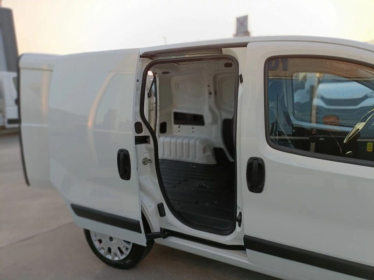 FIAT FIORINO - 无侧窗厢式货车:图5 FIAT FIORINO - 无侧窗厢式货车:图5