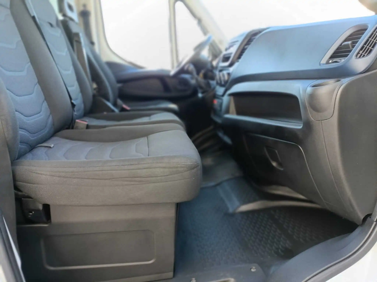IVECO DAILY 60C18 RIBALTABILE CON GRU - 翻斗车:图4 IVECO DAILY 60C18 RIBALTABILE CON GRU - 翻斗车:图4