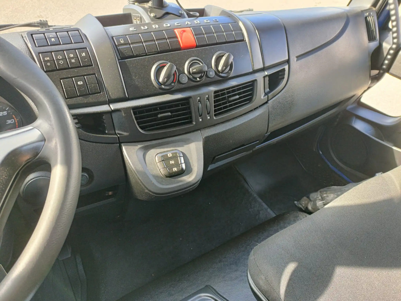 IVECO EUROCARGO 160E25P - 驾驶室底盘卡车:图2 IVECO EUROCARGO 160E25P - 驾驶室底盘卡车:图2